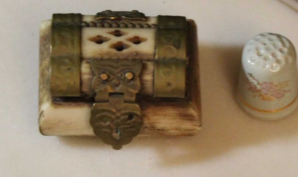 Caixa de joias vintage em osso com dobradiças em latão, anos 70.