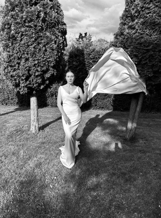 Elegancka suknia ślubna z dopinanym trenem – NOWA