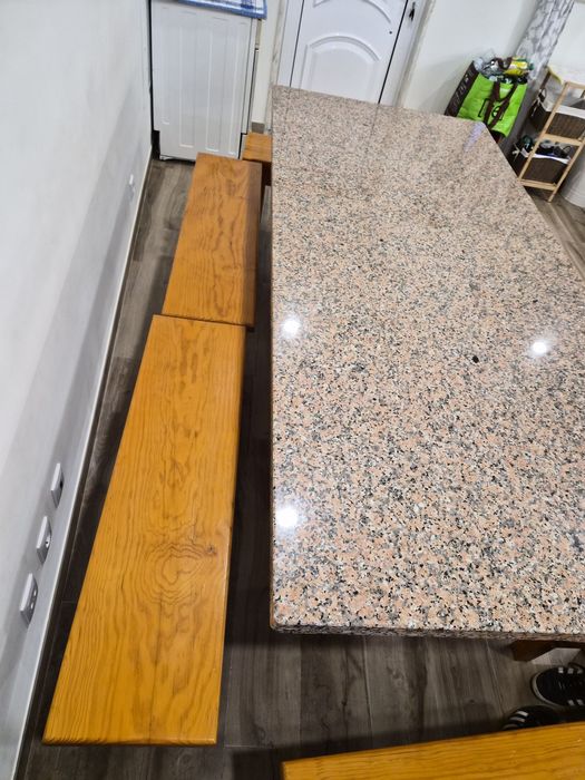 Mesa de madeira com tampo de pedra