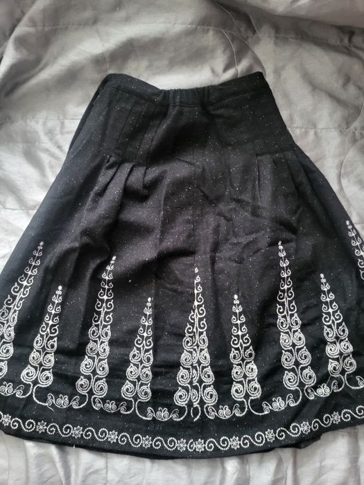 Haftowana spódnica r. 134