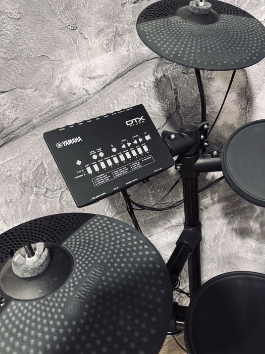 Bateria electronica Yamaha Dtx 402K com monitor Millenium Dm30