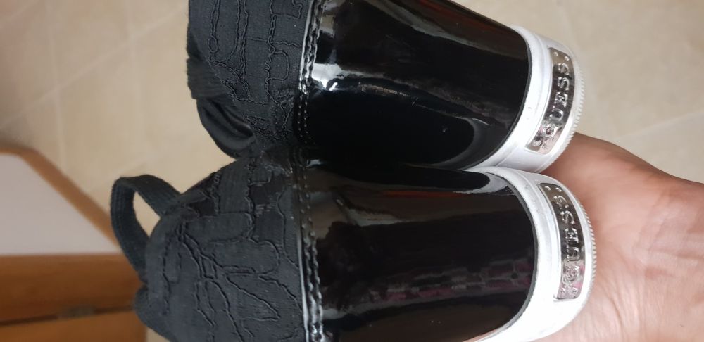 Sapatilhas Guess pretas, compensadas atrás