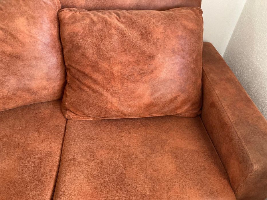 Sofá em Pele - Estado: Praticamente Novo