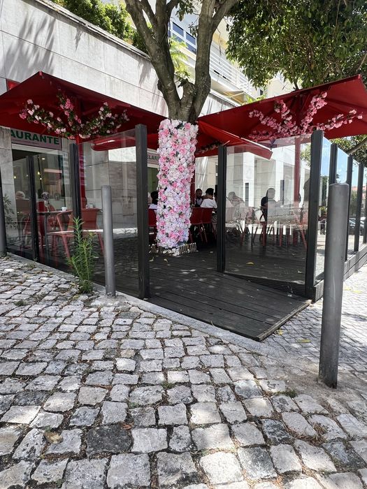 Guarda-sóis Profissionais Vermelhos 3x3m - Esplanada Restauração [Vende-se Lote]