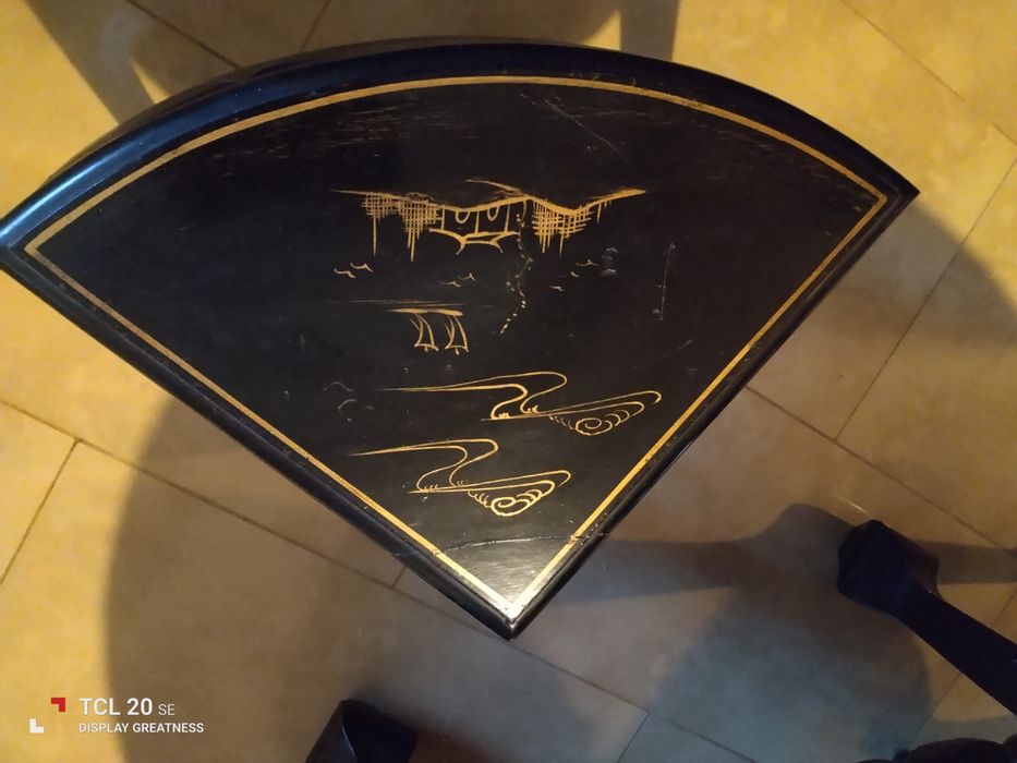 Mesa e quatro banquinhos