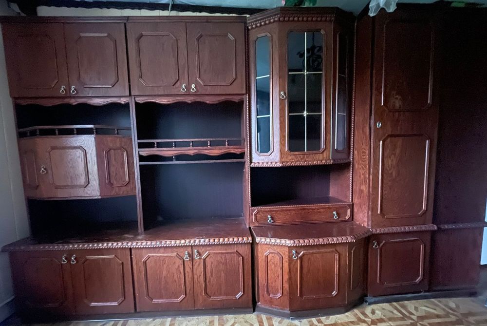 Meblościanka z witryną.