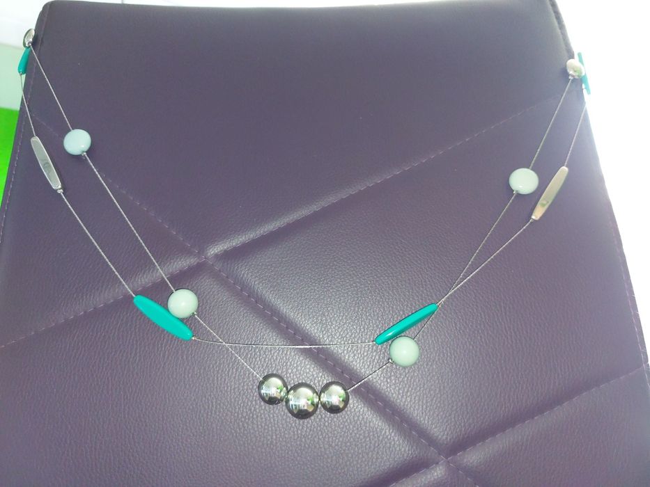 Długi wisiorek łańcuszek z pieknymi zielonymi kamykami