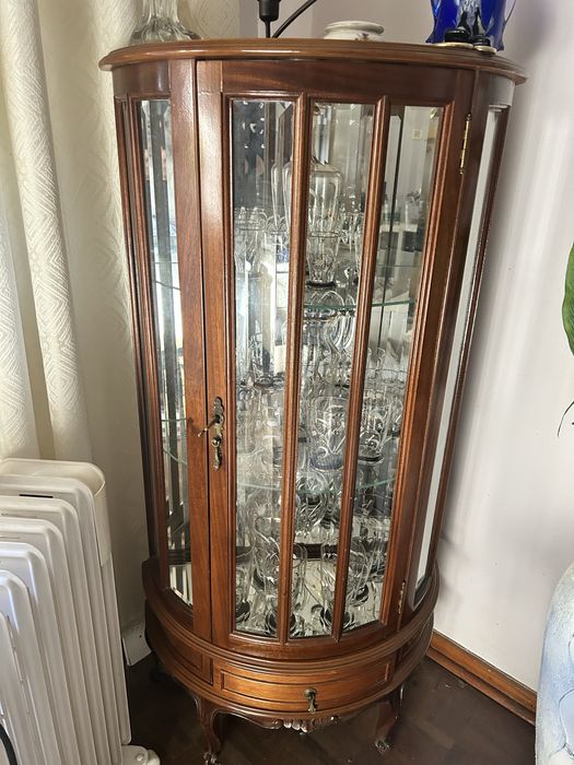 Cristaleira em madeira de cerejeira