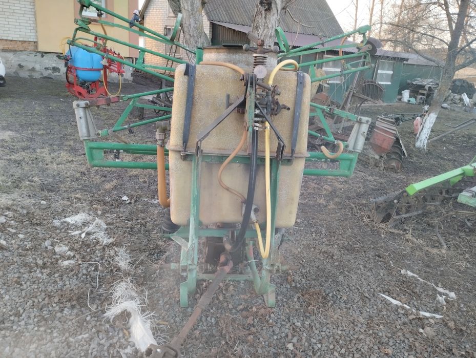 Продам оприскувач до трактора, ємністю 300 л. Ціна договірна.