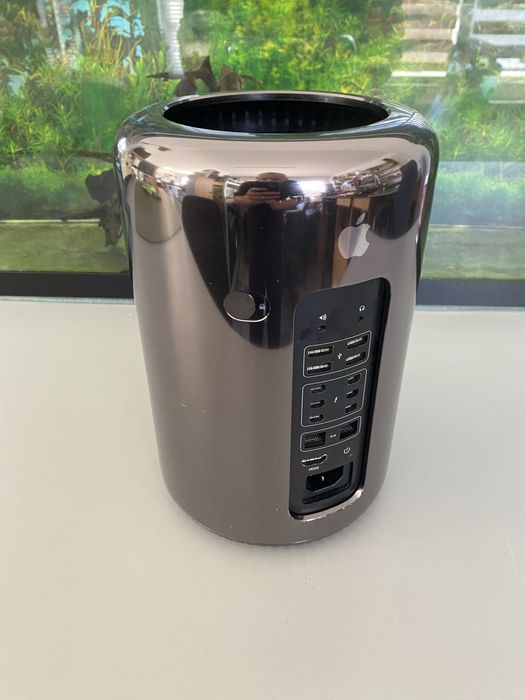 Apple mac pro 6.1 A1481  2xD500 32 GB ram 3,7 ghz