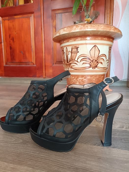 Босоніжки в дуже хорошому стані