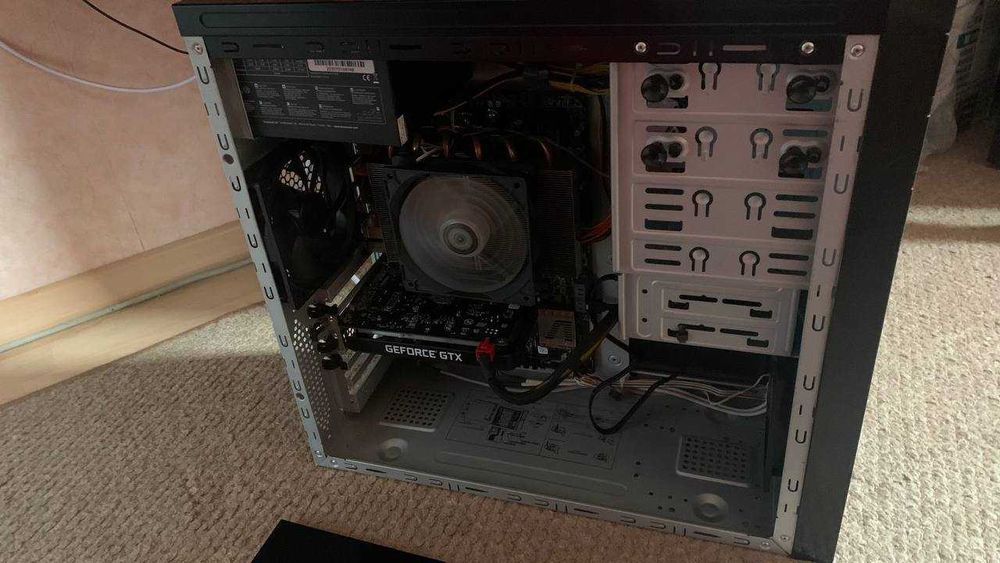 Компьютерный корпус с экраном