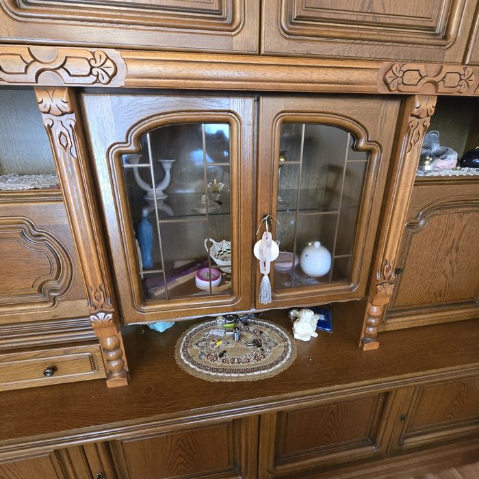 Stary kredens zdobiony - regał