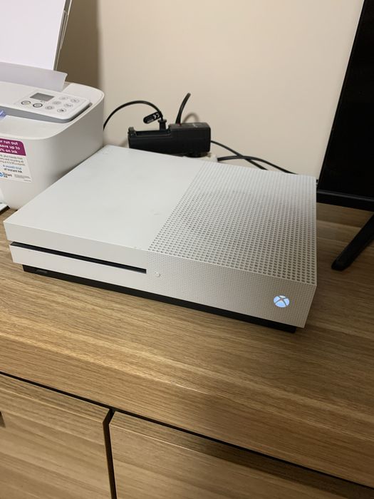 Xbox One S 500GB z napędem i 2 padami