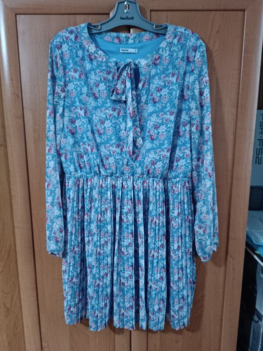 Piękna plisowana sukienka w kwiaty