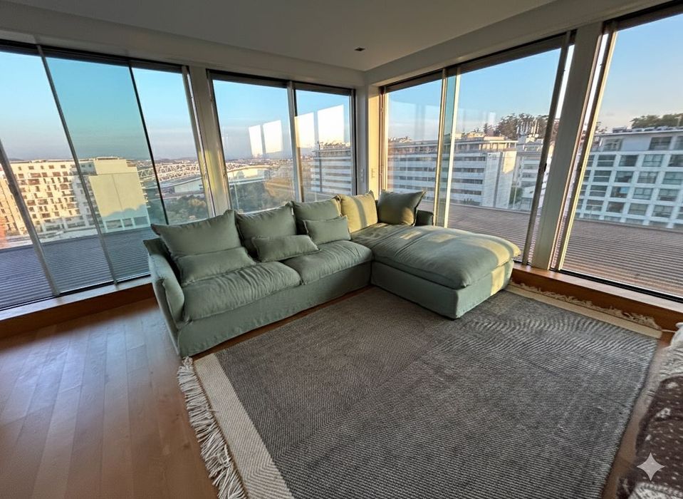 Sofá chaise longue grande em tecido verde menta – excelente estado