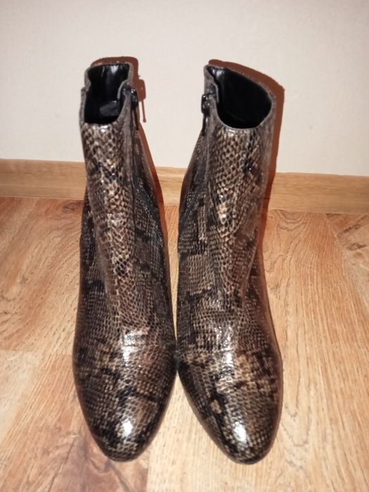 Nowe botki damskie w skórę krokodyla.