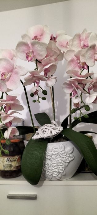 Sztuczny różowy storczyk trzypędowy w ozdobnej doniczkowe