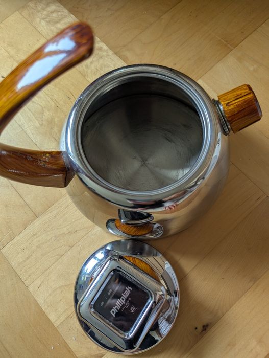 Tradycyjny czajnik stalowy na indukcje