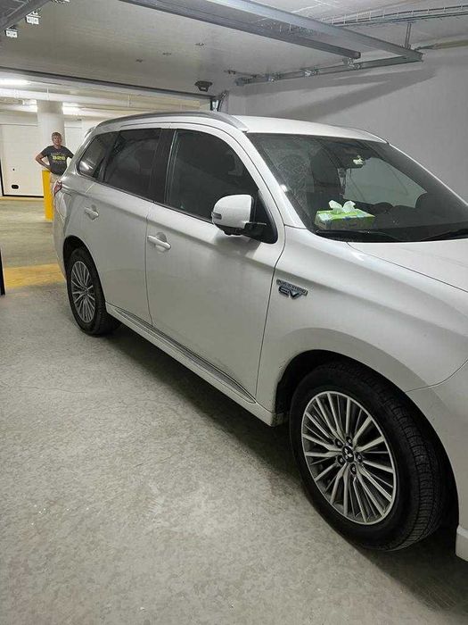 Mitsubishi Outlander 2.4 PHEV INSTYLE