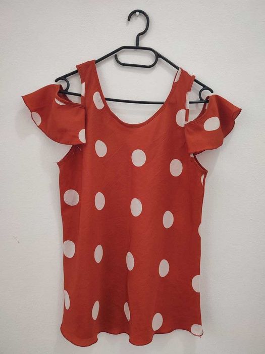 Blusa de alças laranja com bolinhas
