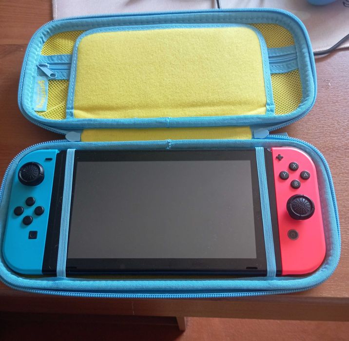 Nintendo Switch com capa e jogos