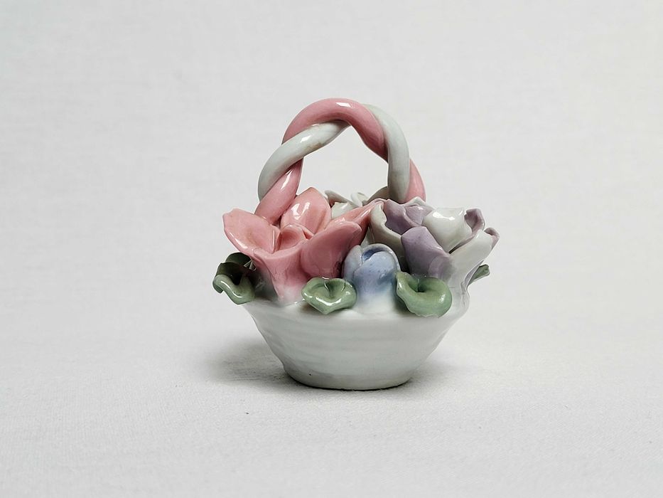 Koszyczek Porcelanowy z Kwiatami – Kompozycja Florystyczna