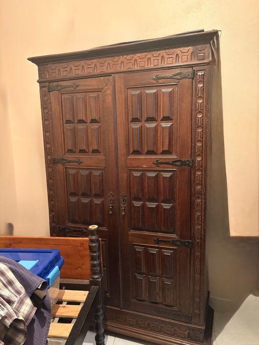 Roupeiro / Armário Antigo Estilo Castelhano em Madeira Maciça