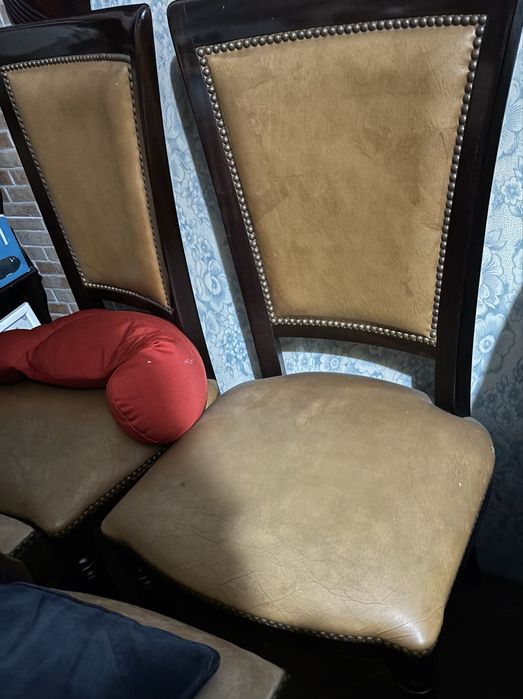 Mesa e cadeiras e um terno de sofas