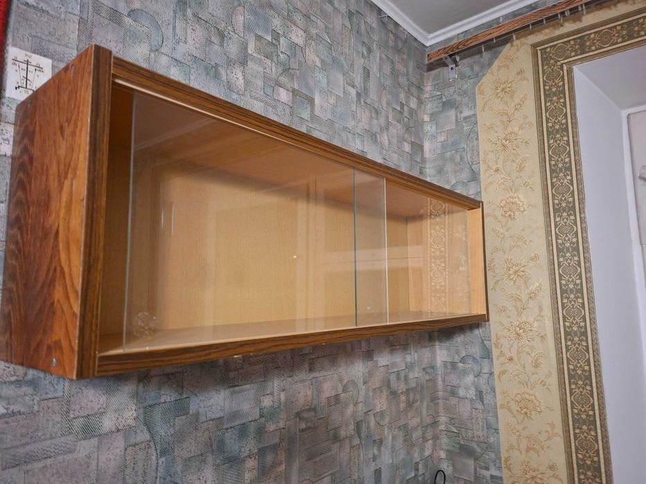 Настінна полка з склом, для книг. Б/у в гарному стані.