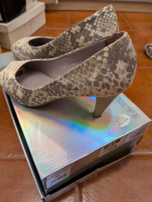 Sapatos de mulher em pele