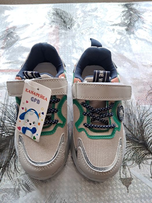 Продам нові кросівки