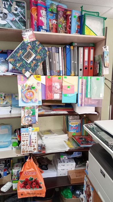 Продам полки і вітрину б/у