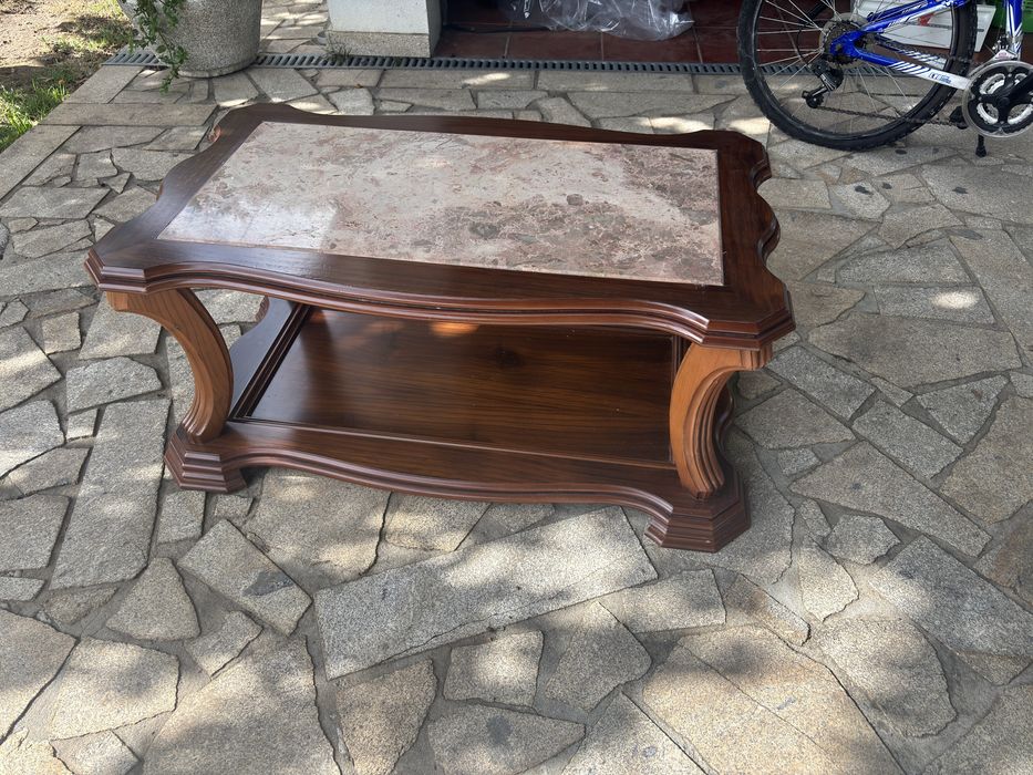 Mesa de centro de madeira e pedra