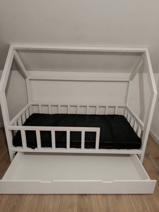 Sprzedam łóżko dziecięce 2 na 100. W Bardzo dobrym stanie. .