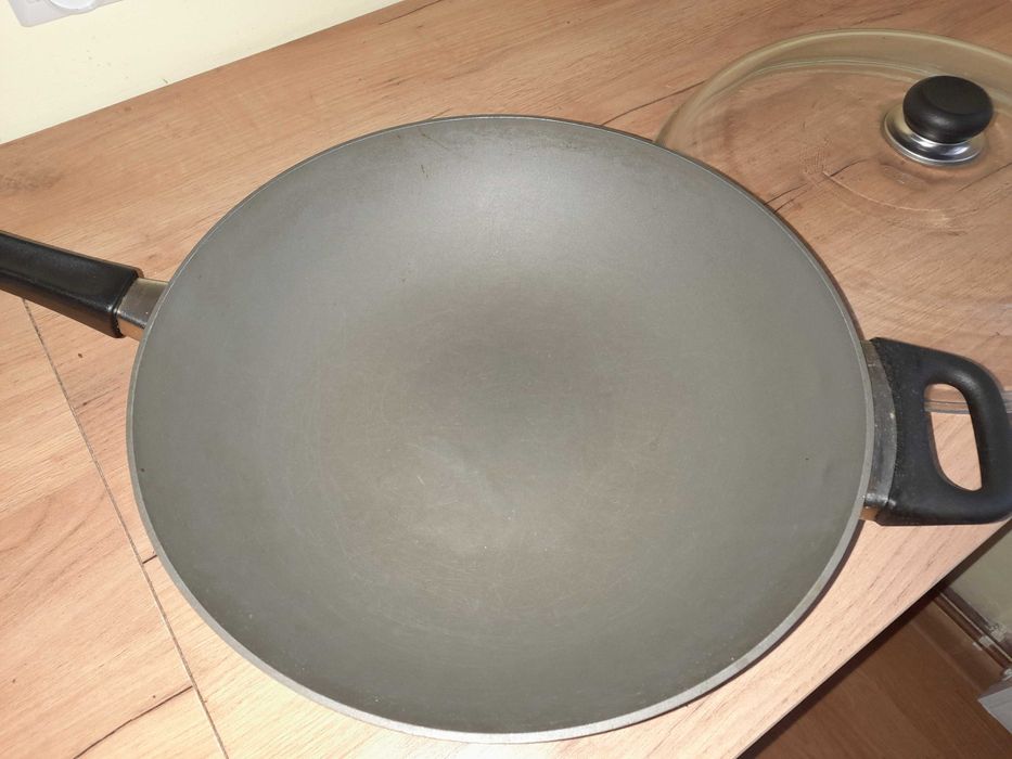 Patelnia Wok tytanowa