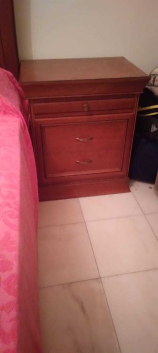 Cama de Casal, 2 mesas de cabeceira e cómoda com Espelho (oferecemos o estrado mais o colchão)