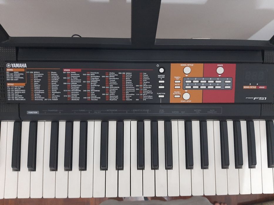 Piano yamaha f51