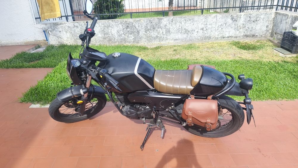 Um renegade scambler x cafe 125cc