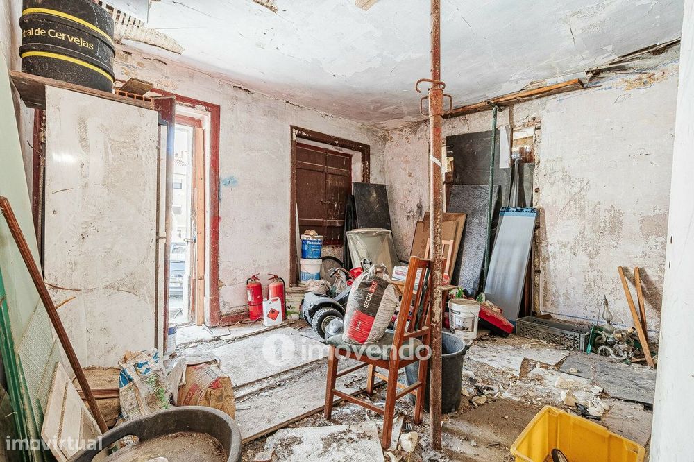 Moradia T1 em ruína, numa localização privilegiada, em Algés