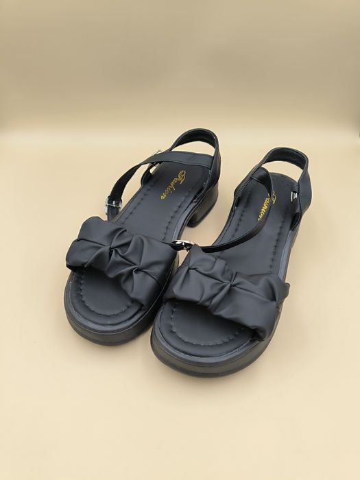 Czarne sandały na platformie rozmiar 40