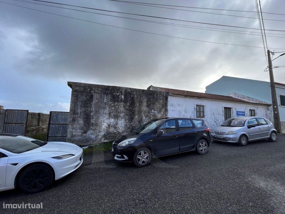 Moradia T3 com projeto aprovado e vista mar na Areia Branca