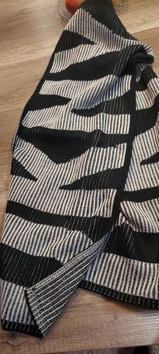 Piękny duży szal DKNY