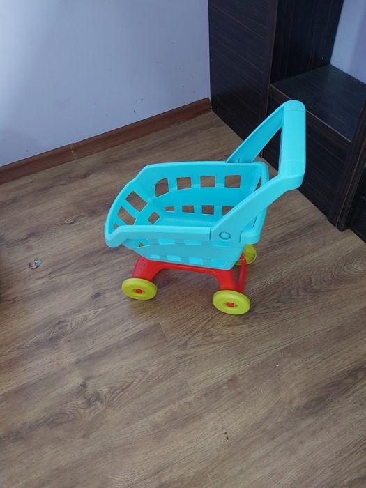 Sklep zabawkowy supermarket z wózkiem