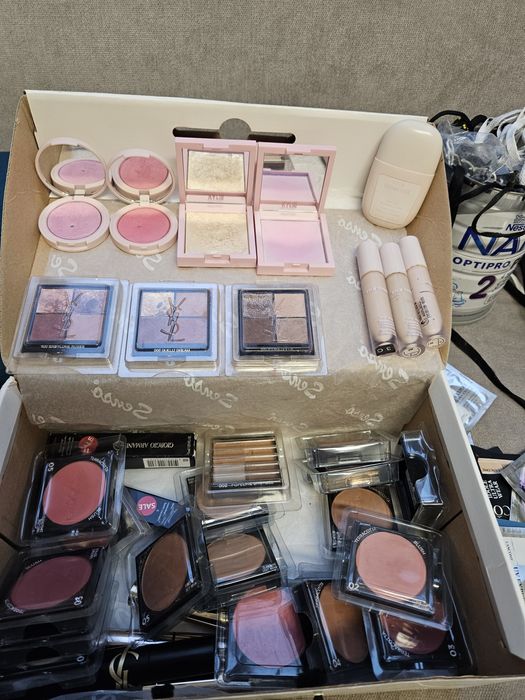 Róże rozświetlacze brazery pudry cienie Guerlain Chanel kylie