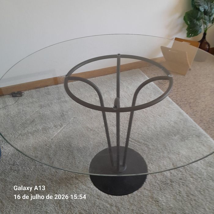Mesa de vidro com pernas de ferro