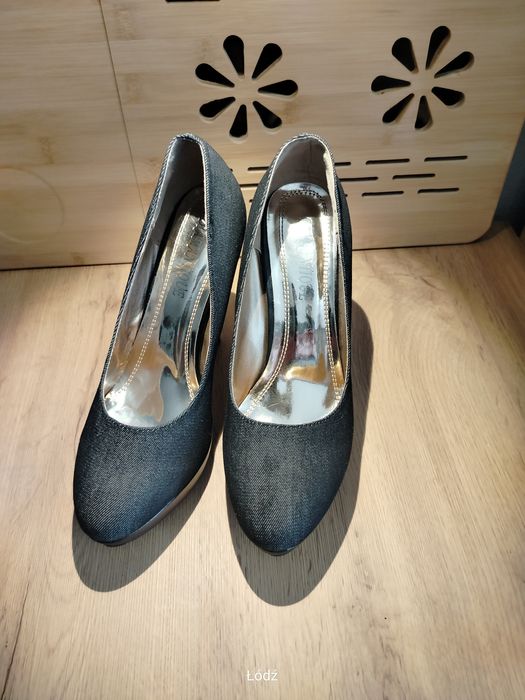 Buty, szpilki na koturnie.