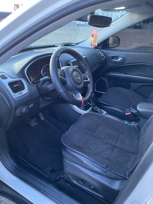 Продам власний автомобіль Jeep compas 2017