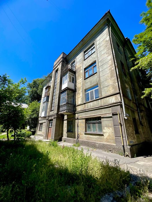 Продам 3 комнатную  квартиру ,сталинку. Центр.Бассейн!