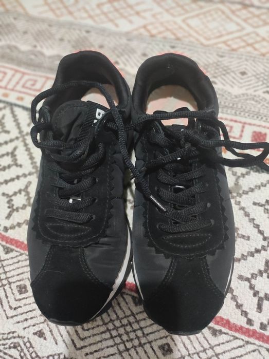 Tênis pretos Bimba y Lola